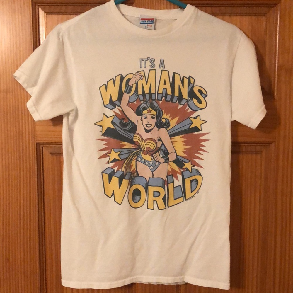 Junk Food Woman's World Graphic Tee Size XS